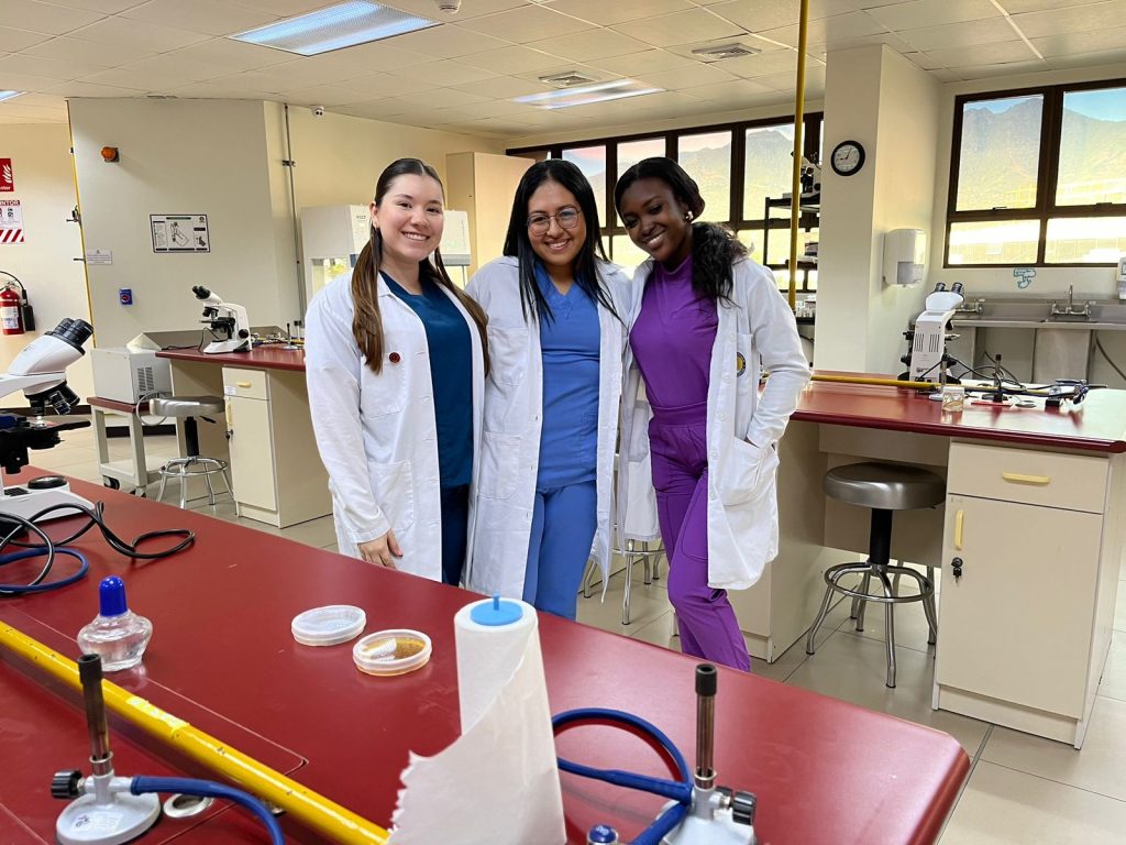 Valeria Trejos, Elena Vargas y Kiara Cole, estudiantes de Microbiología UCIMED.
