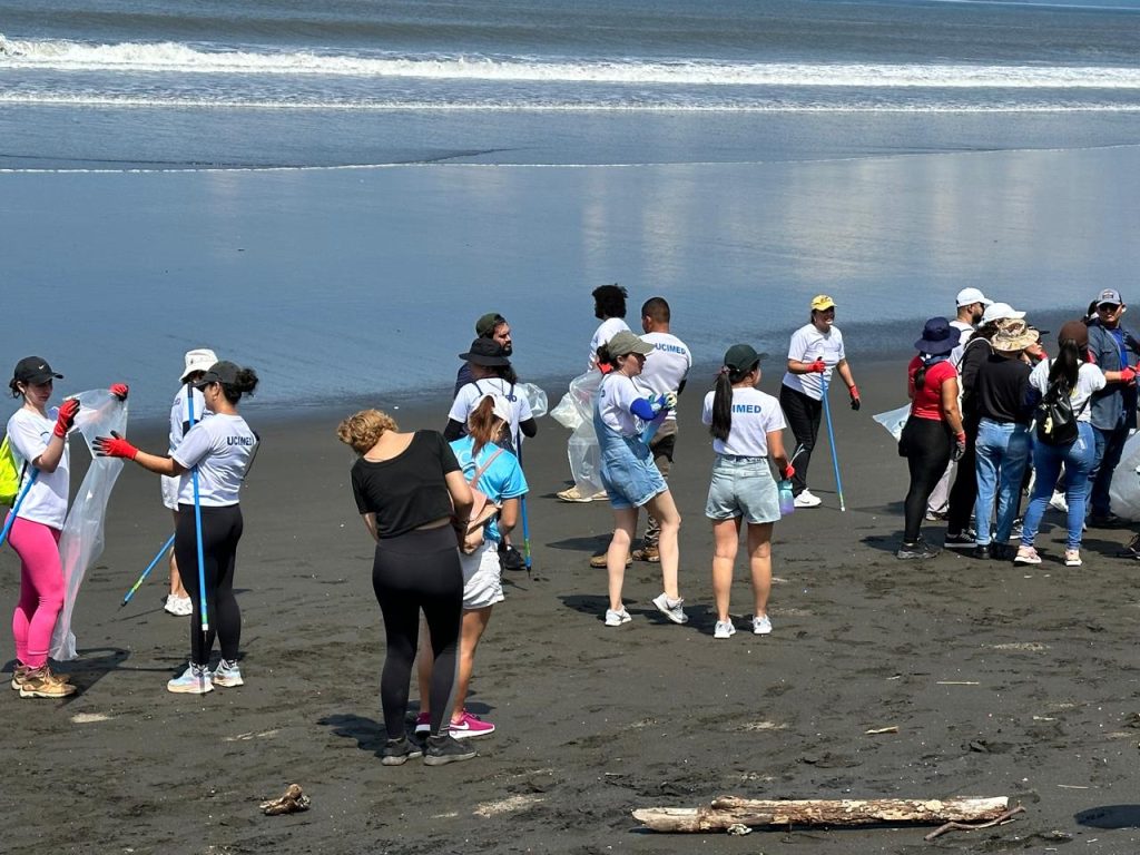 Día Mundial de los Océanos Voluntarios UCIMED por Tivives. Jornada de limpieza