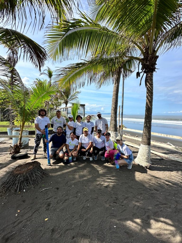 Día Mundial de los Océanos Voluntarios UCIMED por Tivives. Jornada de limpieza
