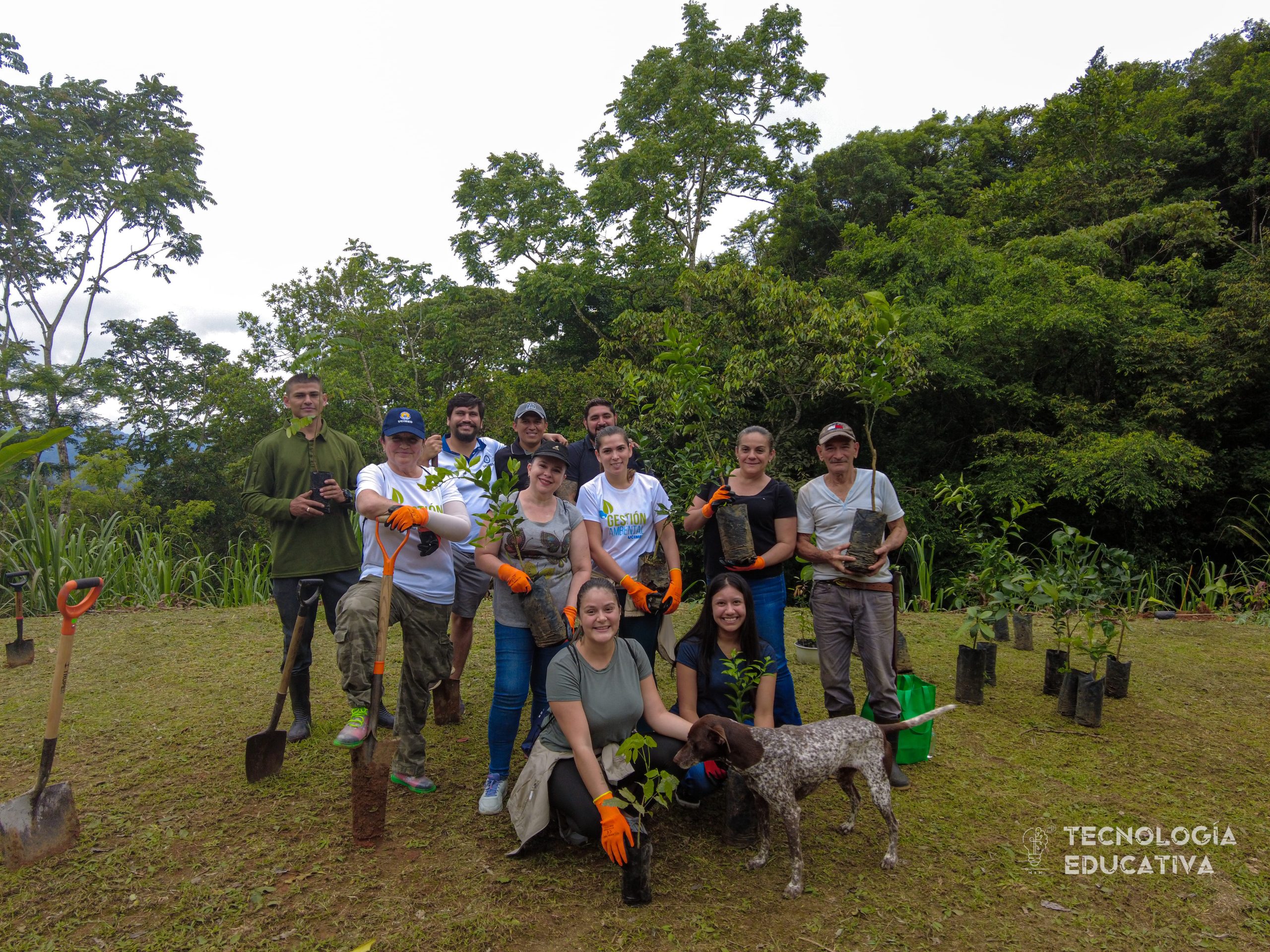 ¡UCIMED por un planeta más verde! El pasado 14 de junio, nuestros voluntarios se sumaron a la Siembratón, la iniciativa de la Oficina Nacional Forestal en la que se siembran árboles para impactar los espacios de regeneración de la Tierra.