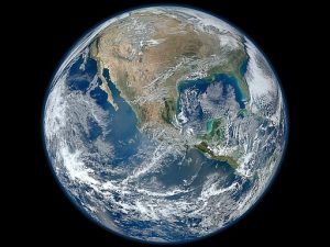 Vista del planeta Tierra desde el espacio, con América Central y del Norte visibles, en una imagen que resalta la fragilidad del planeta frente al cambio climático.