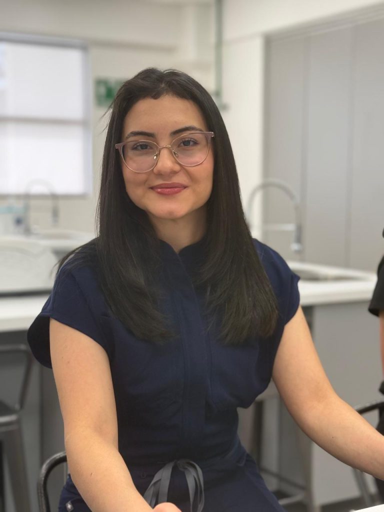 Amanda, estudiante de Microbiología. Mejores promedios de Microbiología UCIMED en el examen CENDEISSS Historias de disciplina y vocación