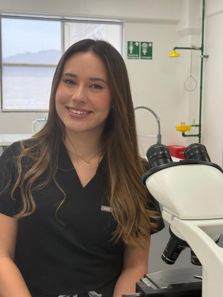 Natalia, estudiante de Microbiología. Mejores promedios de Microbiología UCIMED en el examen CENDEISSS Historias de disciplina y vocación